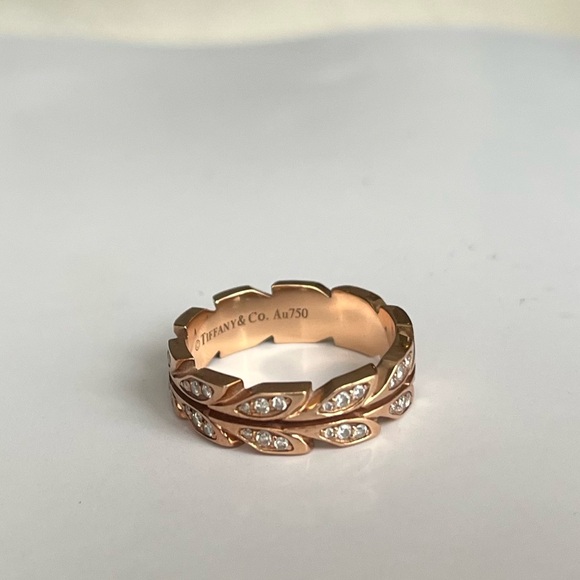Tiffany & Co Vine Band Ring
in Rose Gold with Diamonds, 6 mm Wide - Picture 3 of 6